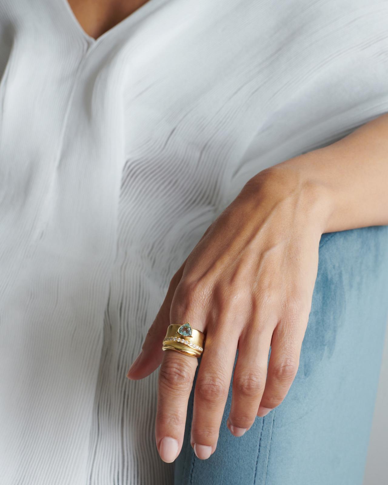 18K GOLD BAND WITH AQUAMARINE AND DIAMONDS