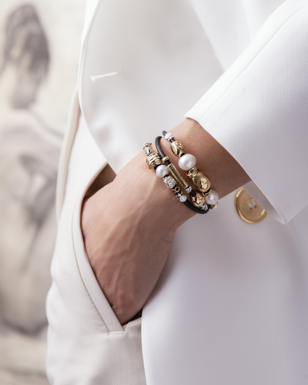 3MM LEATHER BRACELET WITH HANDMADE 18K GOLD AND SILVER ELEMENTS, NATURAL WHITE FRP PEARL, FINISHED WITH A SILVER LOBSTER CLASP