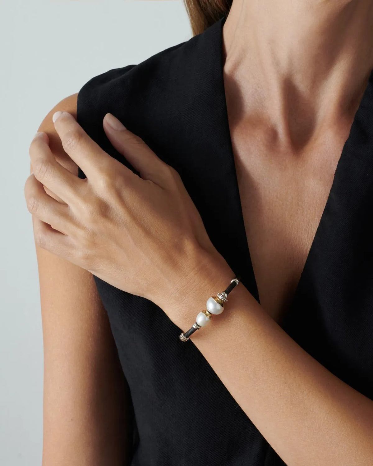 MISANI 3MM LEATHER BRACELET WITH HANDMADE 18K GOLD AND SILVER ELEMENTS, NATURAL WHITE FRESH WATER PEARL, FINISHED WITH A SILVER LOBSTER CLASP