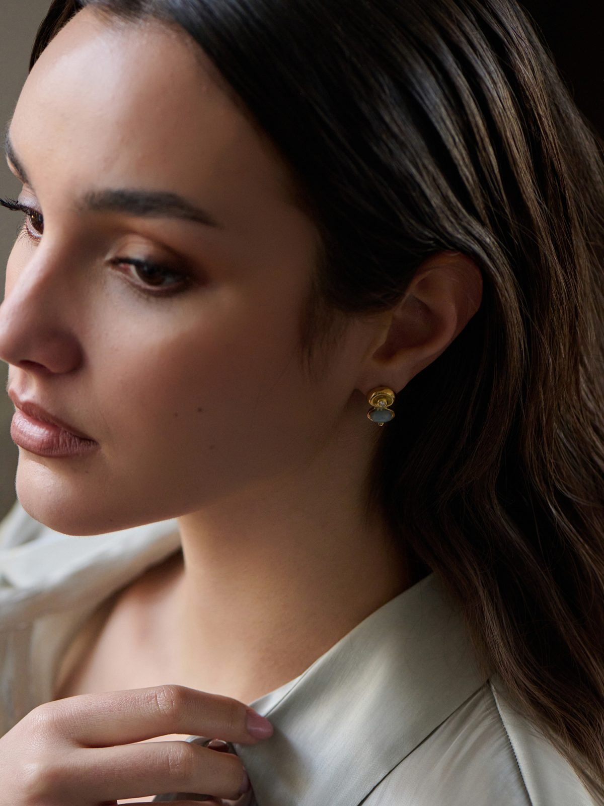 STUD EARRINGS IN 18K GOLD WITH A DIAMOND AND MILKY CABOCHON AQUAMARINE