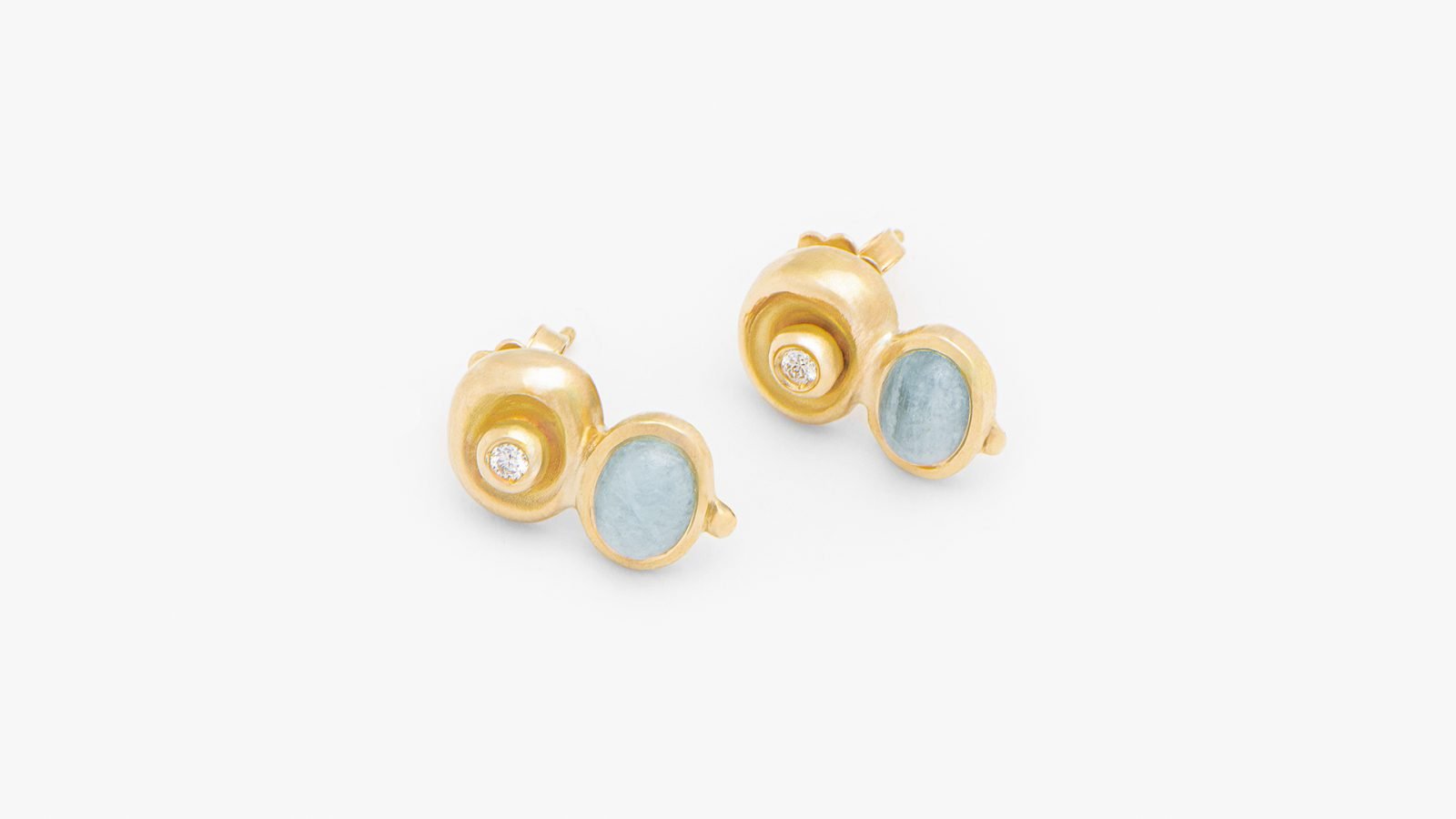 STUD EARRINGS IN 18K GOLD WITH A DIAMOND AND MILKY CABOCHON AQUAMARINE