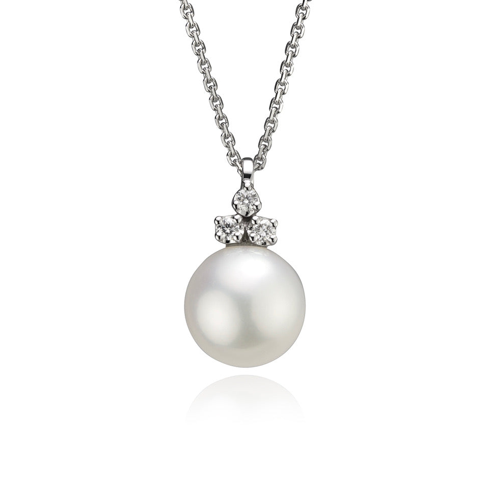 MAX STRAUSS 14K WHITE GOLD FRESHWATER PEARL AND NATURAL DIAMOND PENDANT 0.04 TW GH/SI ON A WHITE GOLD CHAIN.