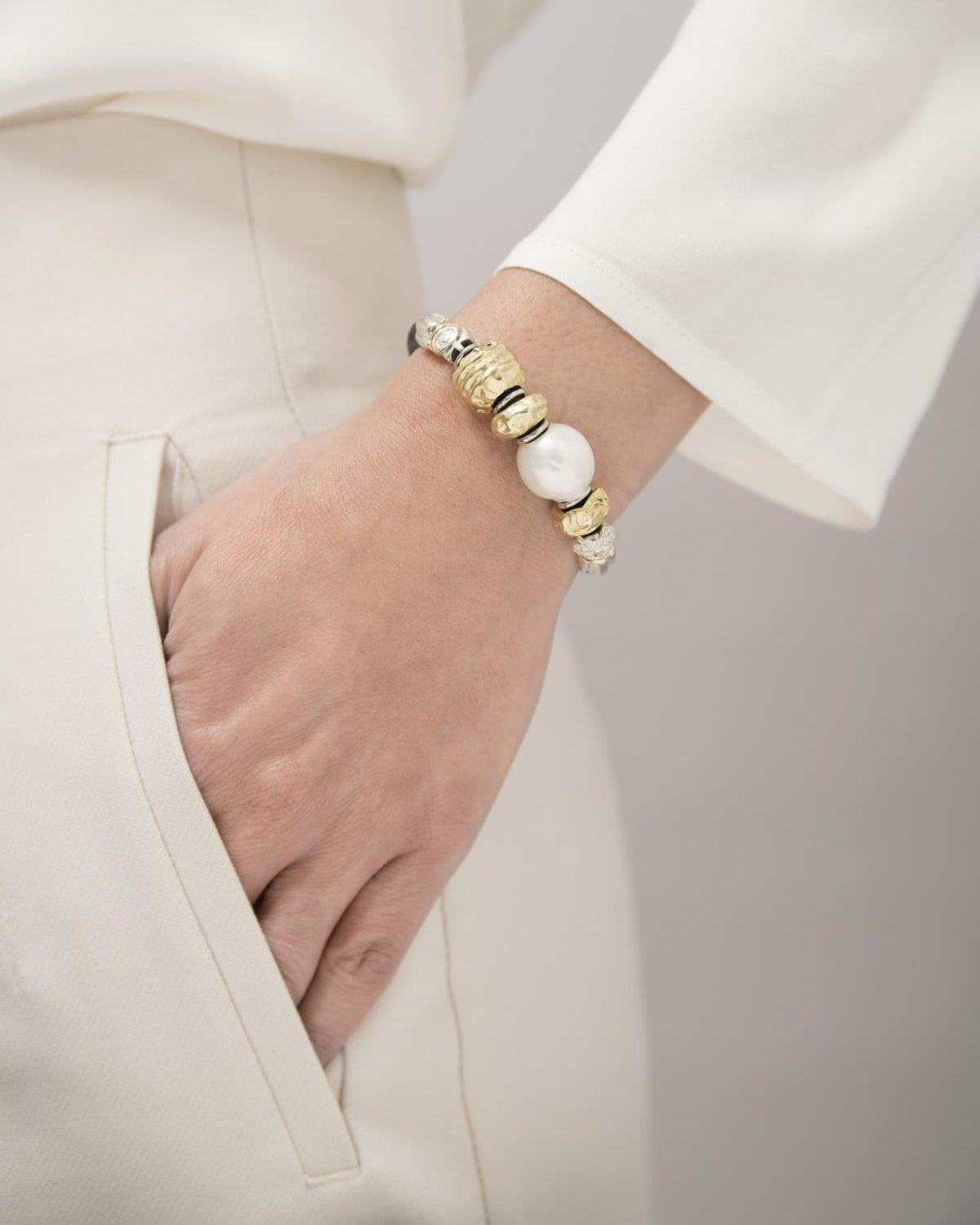 MISANI 5MM LEATHER BRACELET WITH 18K GOLD AND SILVER ELEMENTS WITH A BAROQUE PEARL