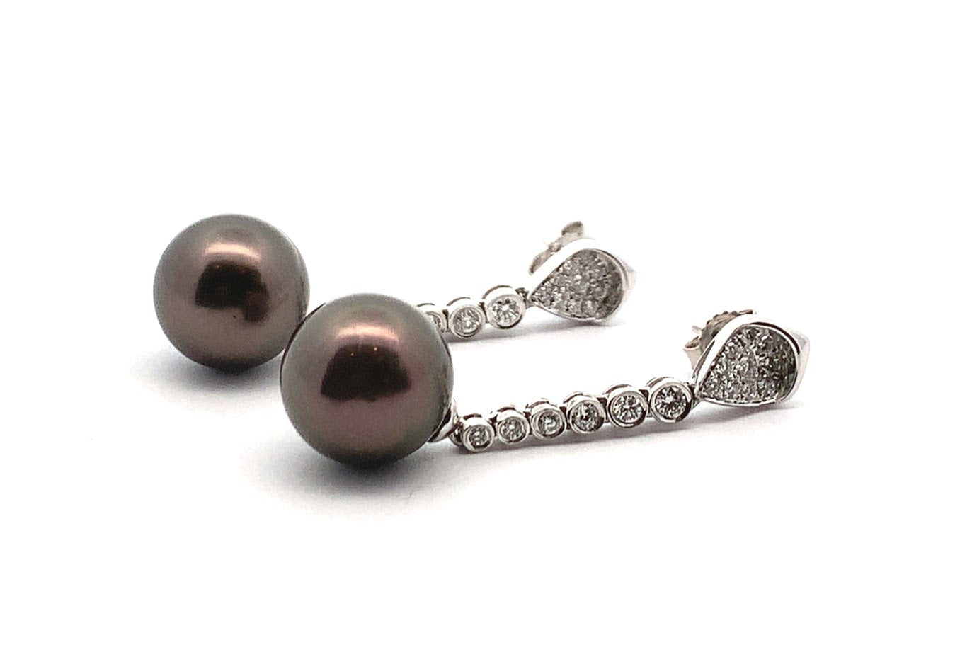 ESTATE COLLECTION: 18K WHITE GOLD DIAMOND 0.35CT PEARL DROP EARRINGS WITH A 10.5MM BLACK TAHITIAN ROUND PEARL - REPLACEMENT VALUE: $4200.00