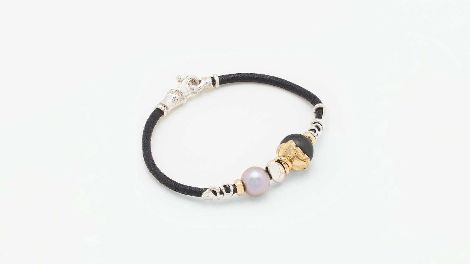 3MM TUSCAN LEATHER BRACELET WITH HANDMADE 18K GOLD AND SILVER ELEMENTS, NATURAL GREY FRP PEARL AND TAHITIAN PEARL, FINISHED WITH A SILVER LOBSTER CLAS