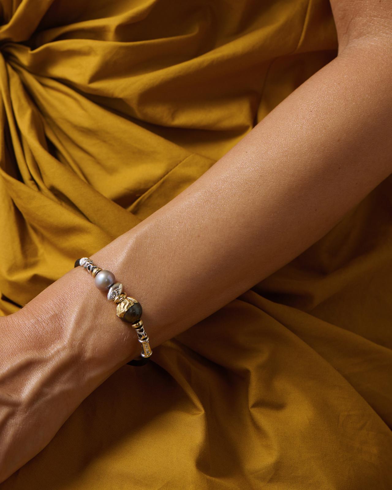 3MM TUSCAN LEATHER BRACELET WITH HANDMADE 18K GOLD AND SILVER ELEMENTS, NATURAL GREY FRP PEARL AND TAHITIAN PEARL, FINISHED WITH A SILVER LOBSTER CLAS