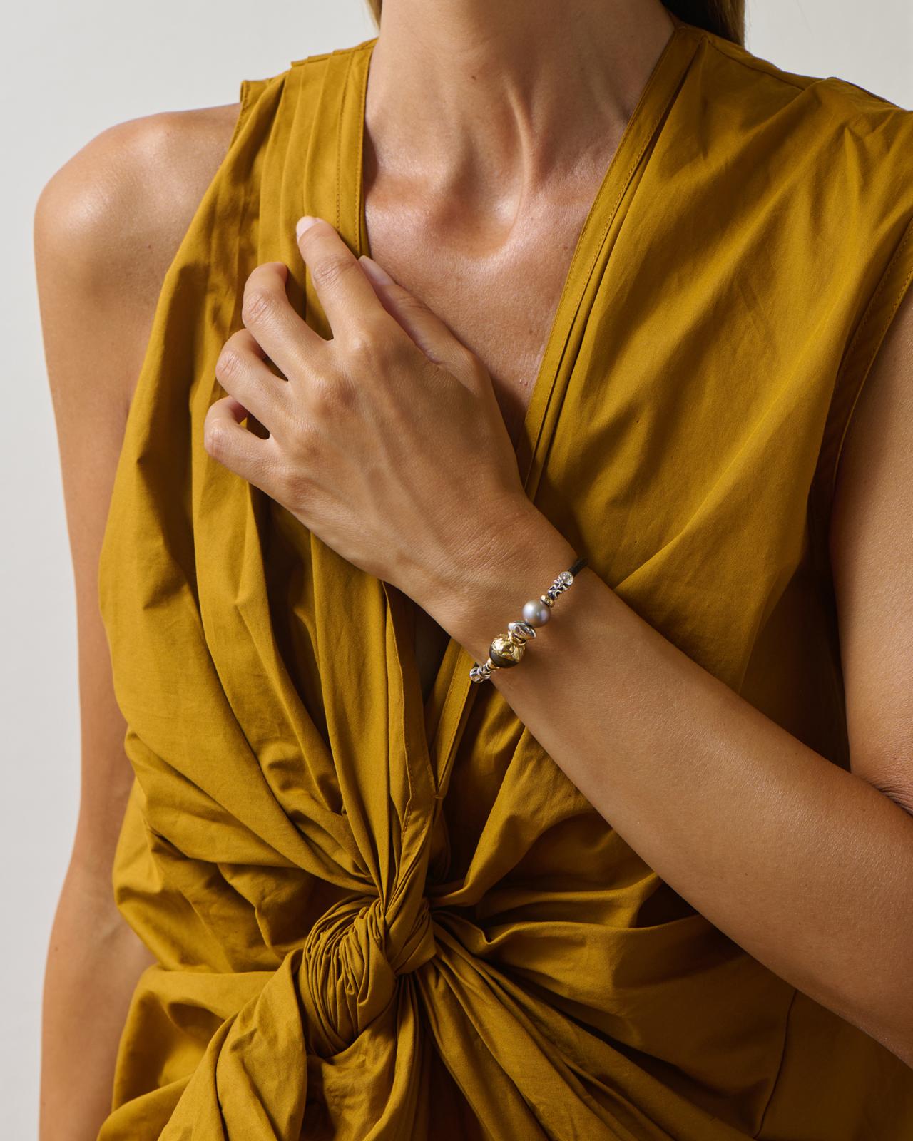 3MM TUSCAN LEATHER BRACELET WITH HANDMADE 18K GOLD AND SILVER ELEMENTS, NATURAL GREY FRP PEARL AND TAHITIAN PEARL, FINISHED WITH A SILVER LOBSTER CLAS