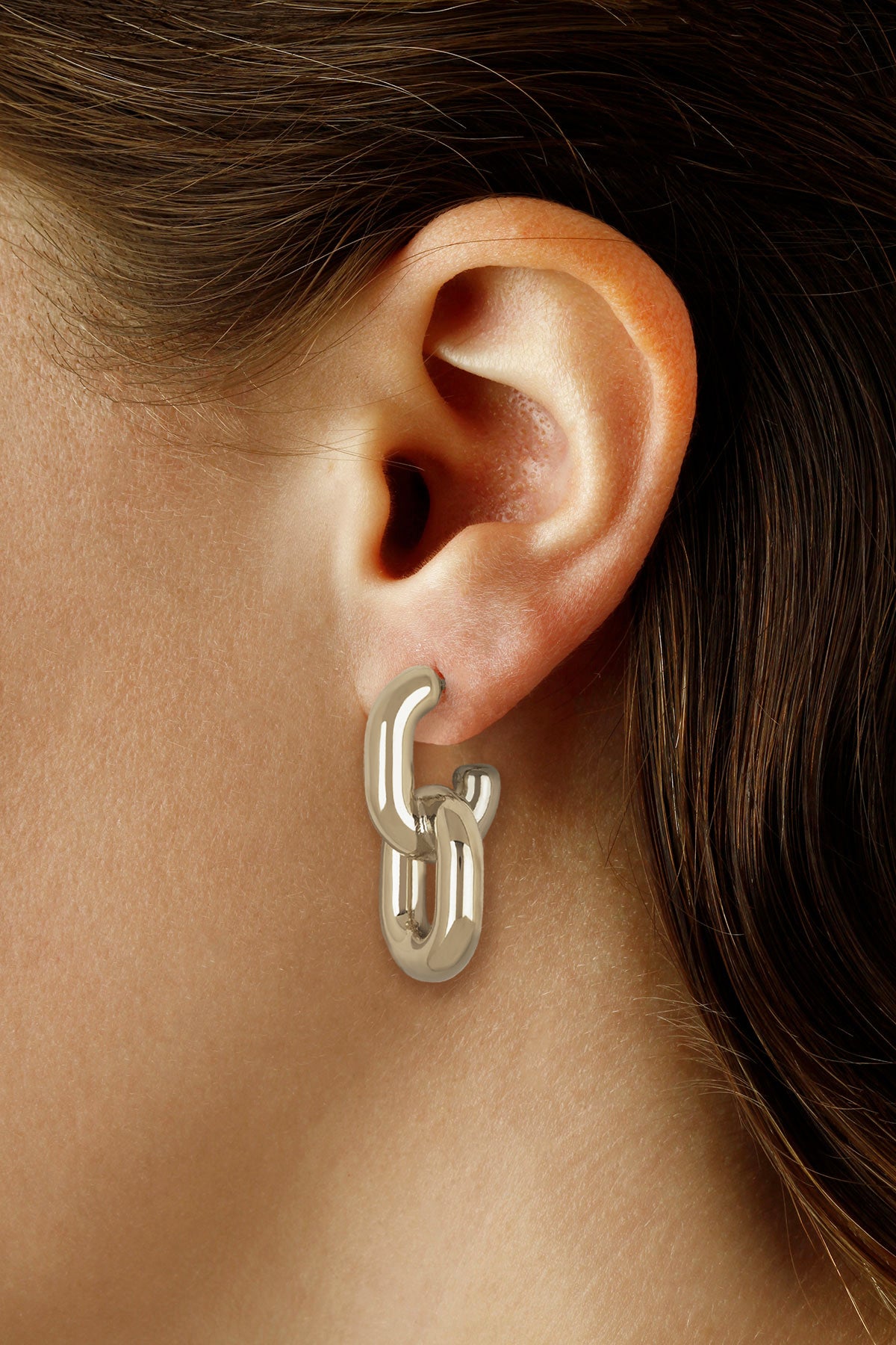 CARLA STERLING SILVER MEDIUM OVAL DOUBLE LINK HOOP EARRINGS.
