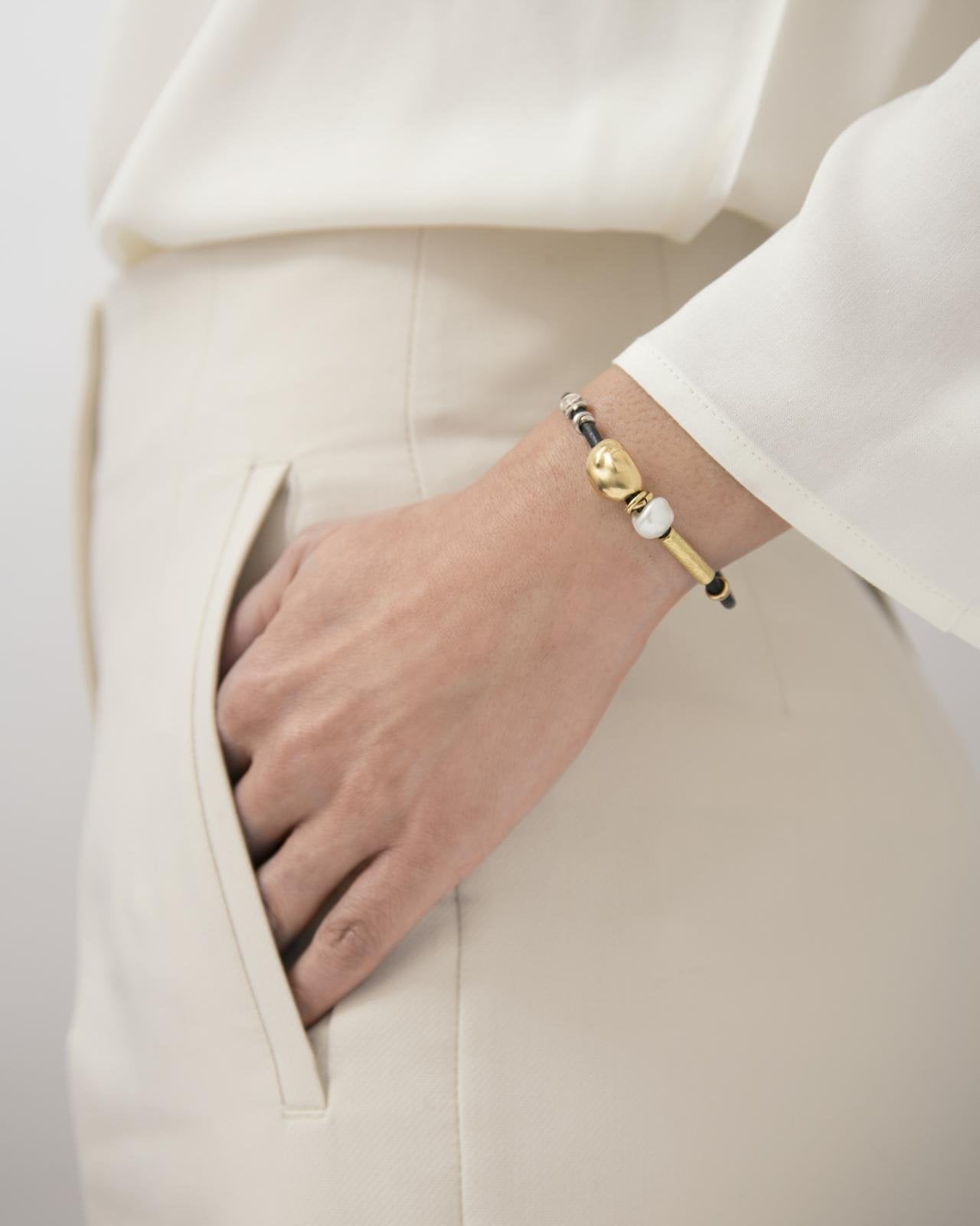 3MM LEATHER BRACELET WITH HANDMANDE 18K GOLD / SILVER ELEMENTS, AND NATURAL FRESHWATER PEARL
