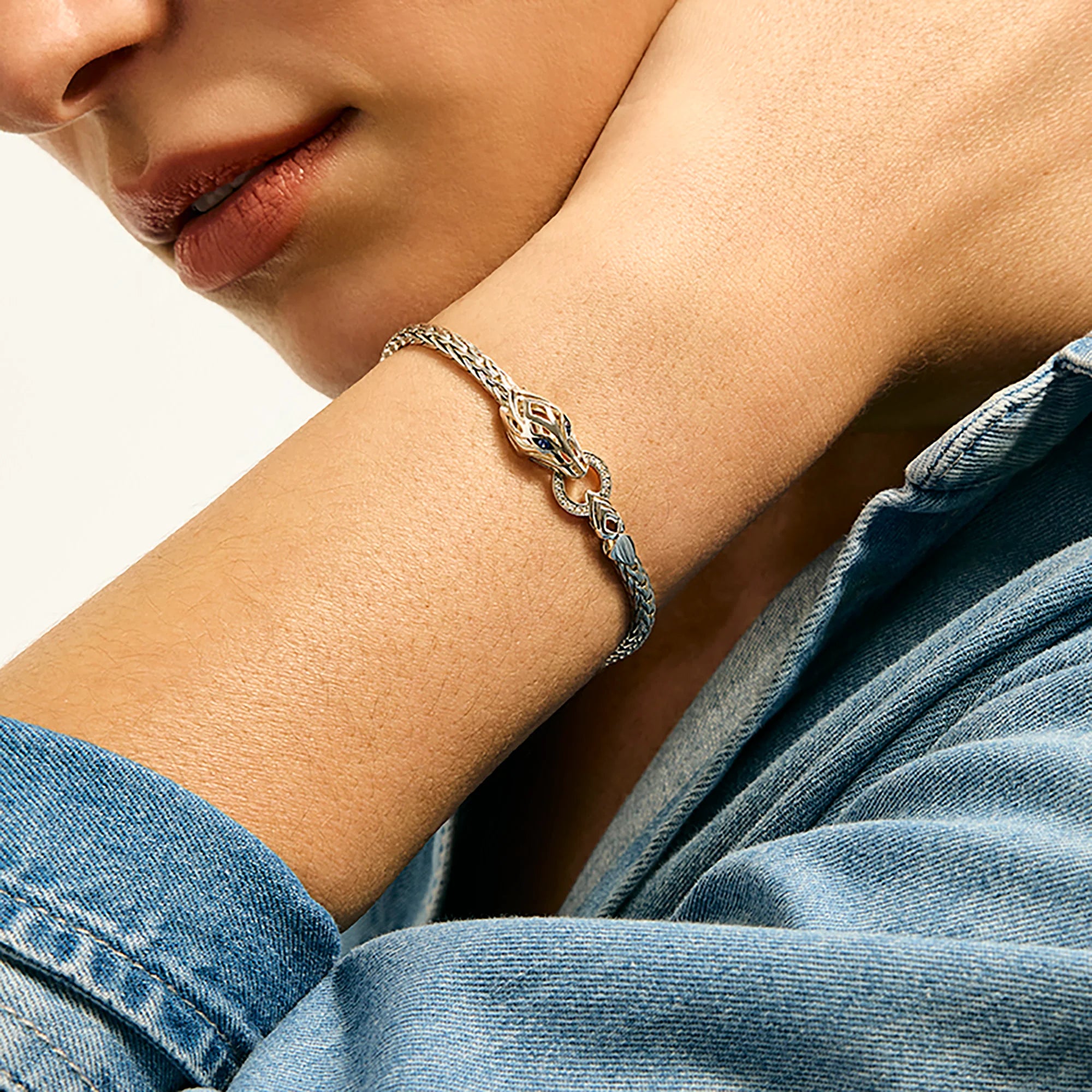 JOHN HARDY NAGA STERLING SILVER DIAMOND PAVE 0.04CT SLIM CHAIN BRACELET WITH BLUE SAPPHIRE EYES, SIZE MEDIUM