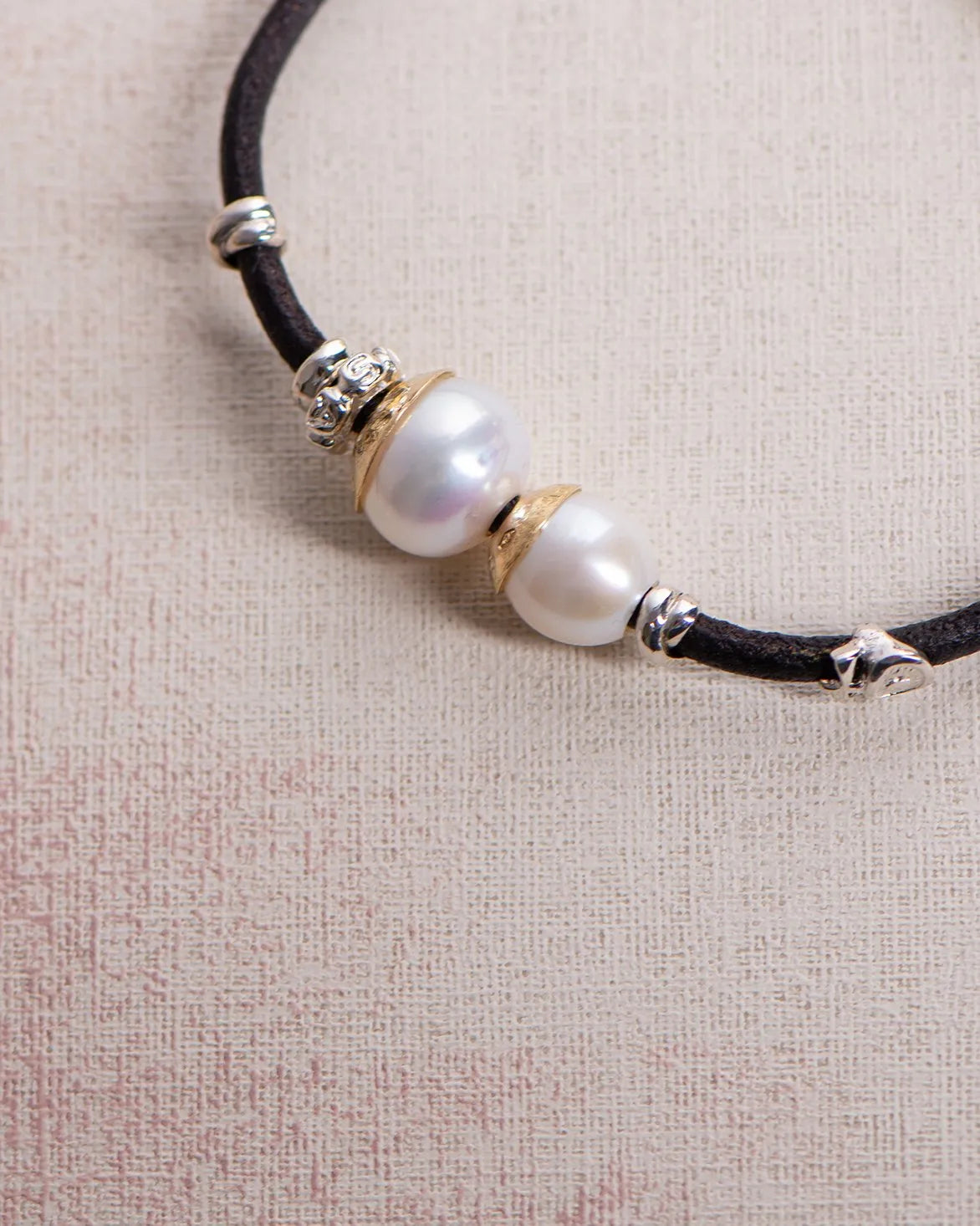 MISANI 3MM LEATHER BRACELET WITH HANDMADE 18K GOLD AND SILVER ELEMENTS, NATURAL WHITE FRESH WATER PEARL, FINISHED WITH A SILVER LOBSTER CLASP