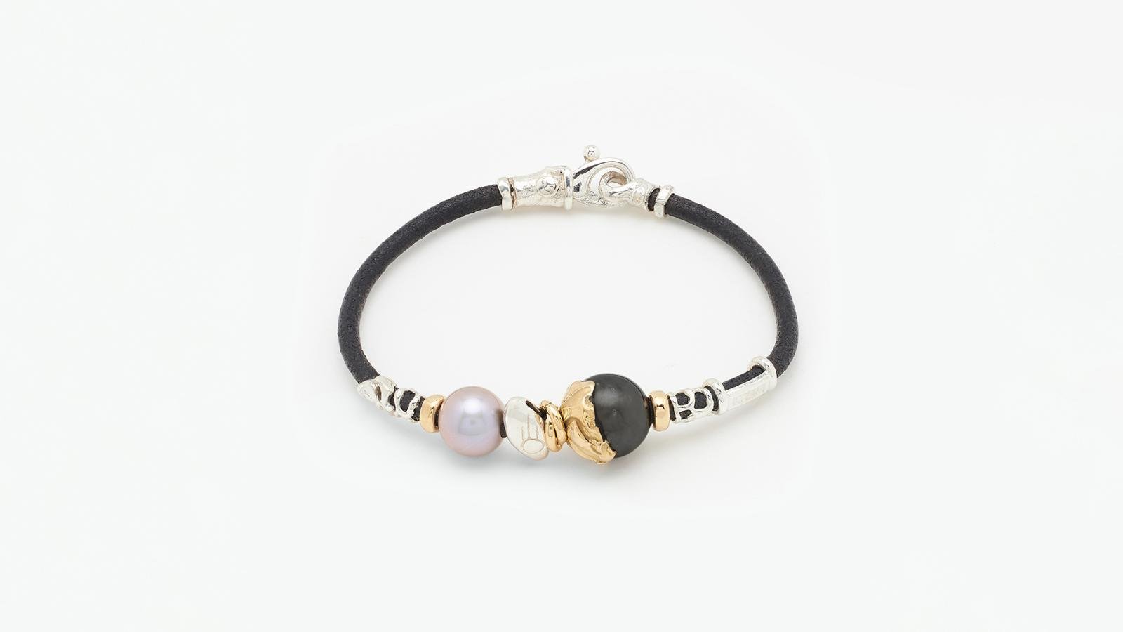 3MM TUSCAN LEATHER BRACELET WITH HANDMADE 18K GOLD AND SILVER ELEMENTS, NATURAL GREY FRP PEARL AND TAHITIAN PEARL, FINISHED WITH A SILVER LOBSTER CLAS